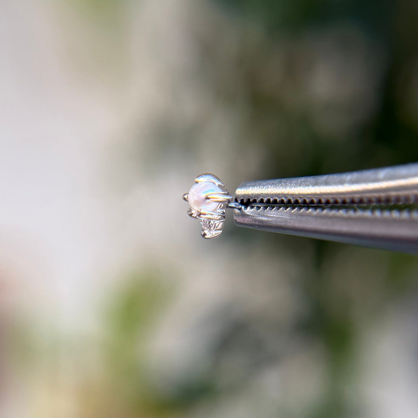 The Light - Pearl - Threadless End