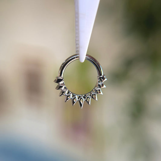 Petite Pyramid - Seam Ring