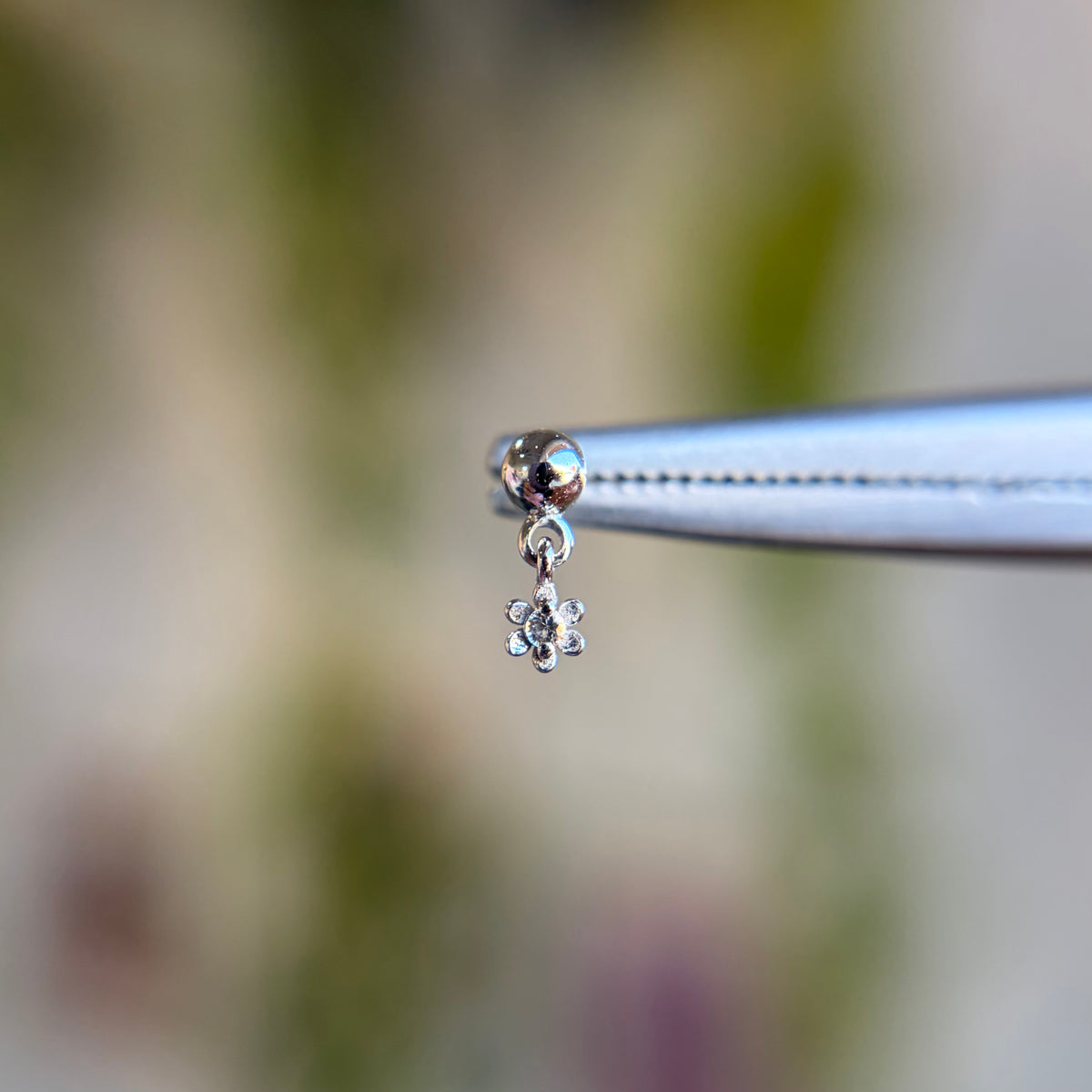 Warmer with Daisy - White Sapphire - Threadless End
